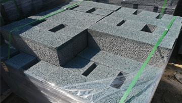 仿石PC透水磚生產(chǎn)現(xiàn)場(chǎng)