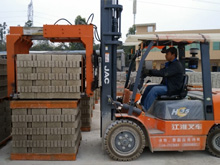 抱磚車(chē)裝車(chē)視頻